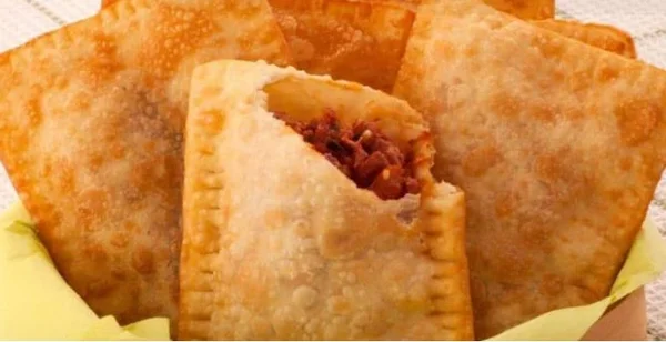 foto colorida de pastel com recheio de carne
