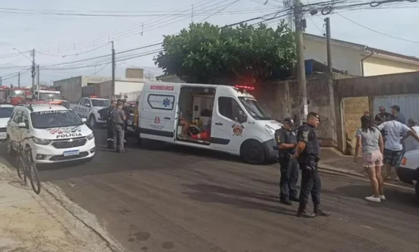foto colorida de movimentação policial em frente à casa de homem morto pelo próprio pitbull em Mogi Mirim (SP) - Metrópoles