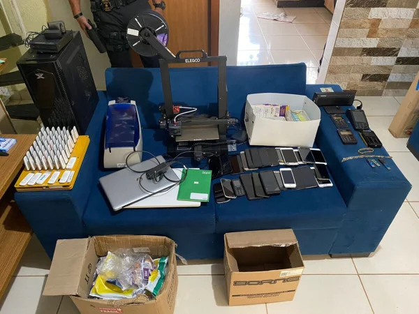 Imagem colorida de apreensão feita pela PCPE suspeitos - Metrópoles