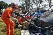 Bombeiros fazem resgate de corpos após queda de dois helicópteros no Rio de Janeiro
