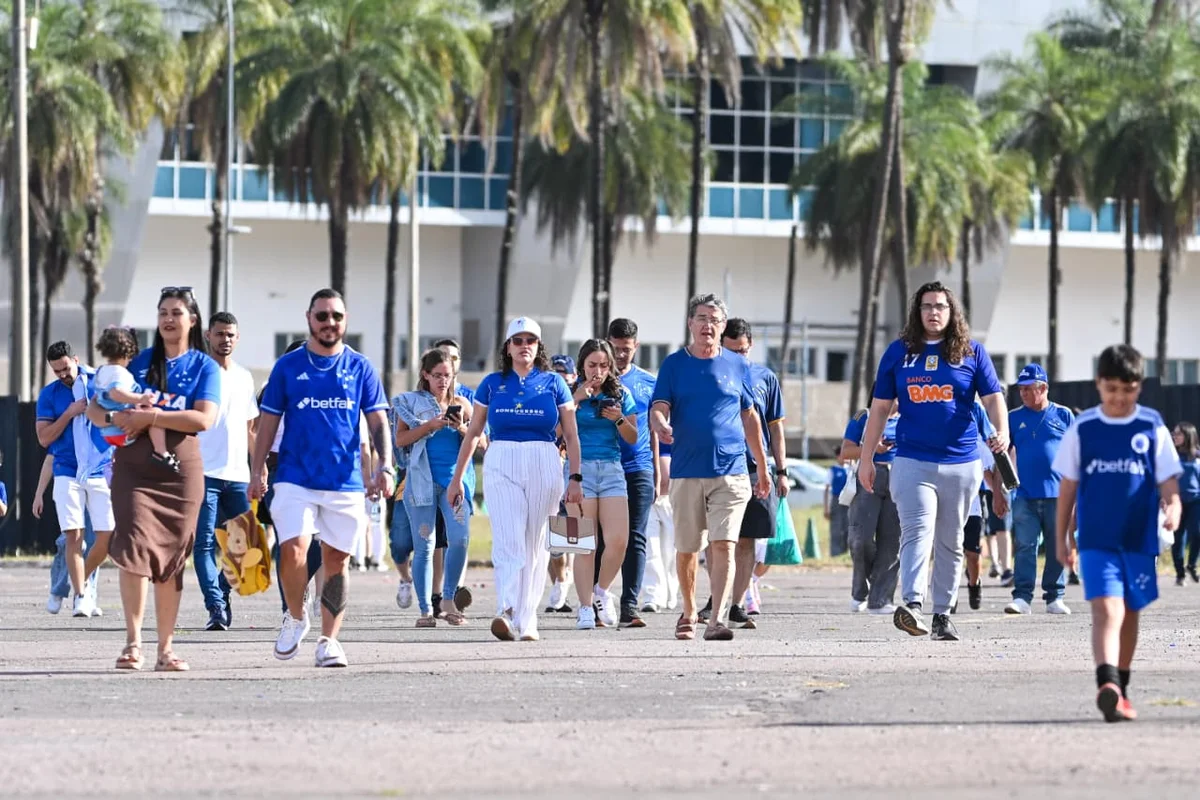 Torcedores de Cruzeiro e Grêmio chegam animados para jogão no DF - imagem 10 Torcedores de Cruzeiro e Grêmio chegam animados para jogão no DF - imagem 10