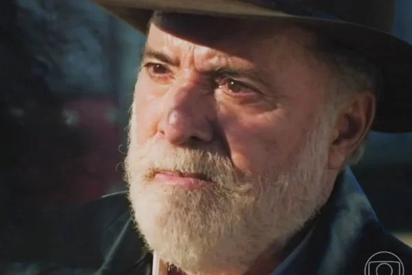 Imagem colorida de Antônio, personagem da novela Terra e Paixão - Metrópoles