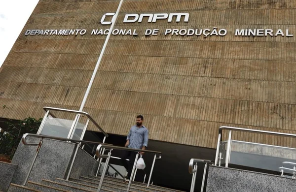 Agência de Mineração tem prédio condenado e ignora ordem para sair