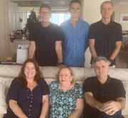 Bernardinho posa ao lado da mãe e dos irmãos