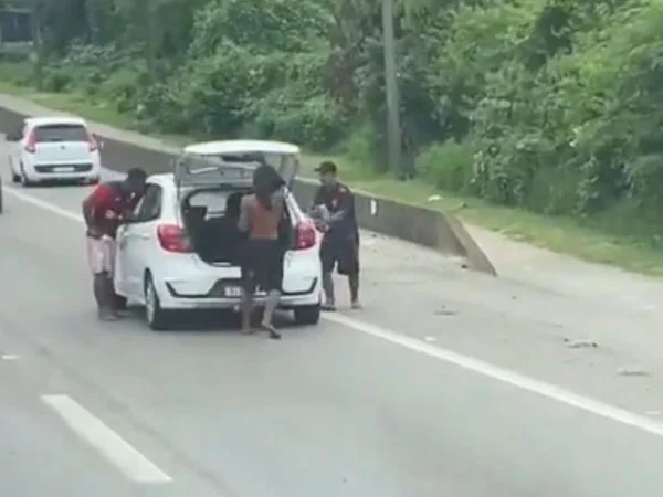 Imagem colorida mostra grupo de bandidos fazendo arrastão em um carro em uma rodovia que liga São Paulo ao Guarujá - Metrópoles