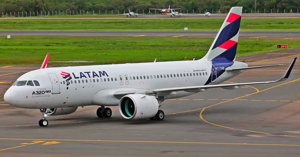 Em foto colorida, Airbus A320 da Latam