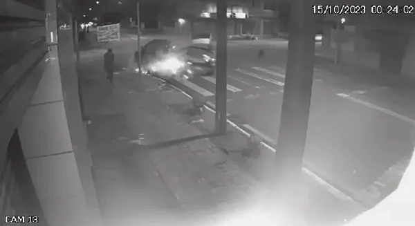 Imagem em preto e branco foi registrada por câmeras de segurança, no começo da madrugada deste domingo e mostra carro que invadiu calçada - Metrópoles