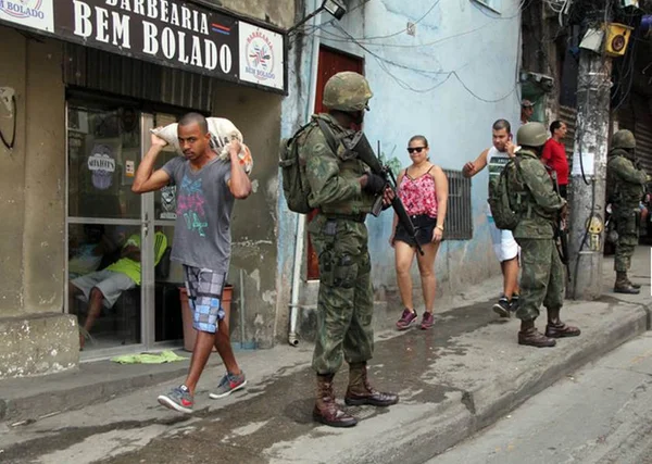 Mesmo com Exército, 2º tiroteio é registrado na Rocinha neste sábado