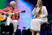 Preta Gil e Gilberto Gil cantando lado a lado em uma apresentação surpresa