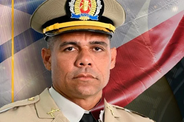 Imagem colorida mostra sargento da PM morto em acidnete de carro na Bahia - Metrópoles