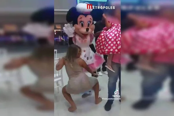 Mulher dança funk em festa de aniversário da filha em Belford Roxo, no Rio de Janeiro