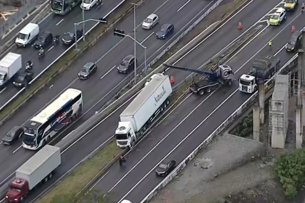 Caminhão invade canteiro central na Marginal Tietê - Metrópoles