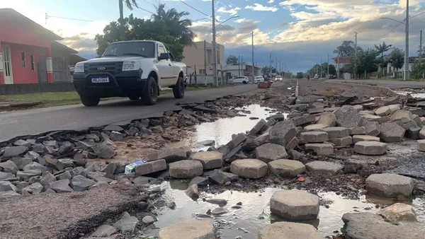 Imagem de rua destruída após chuvas assolarem a região sul de Santa Catarina - Metrópoles