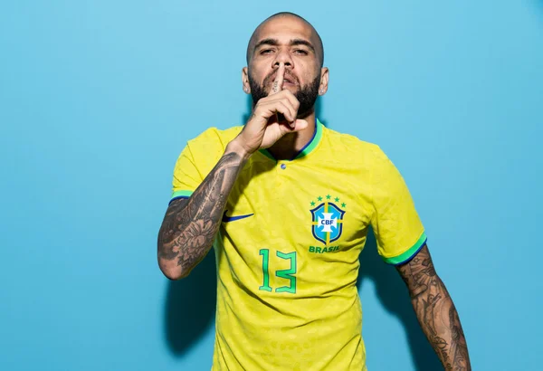 Daniel Alves confirma favoritismo do Brasil e “cutuca” Mbappé