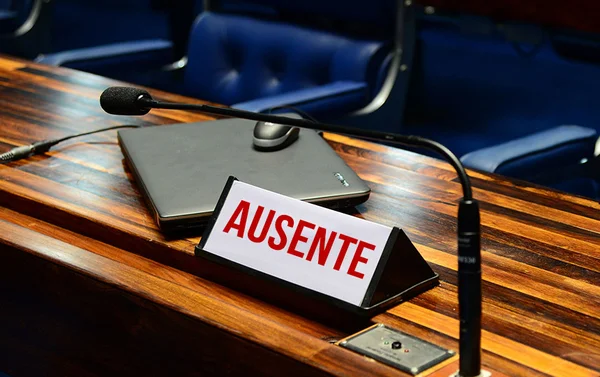 Em ano de eleição, 36 senadores tiraram licença e mantiveram salários