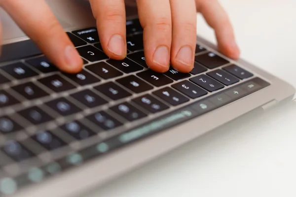 Pessoa digitando em teclado de computador