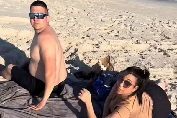 Marido é flagrado com amante em praia
