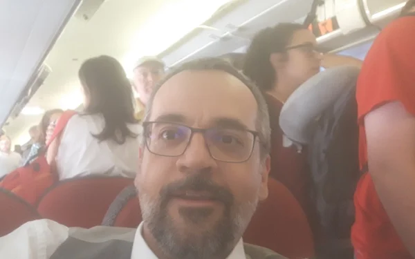 Weintraub posta foto em classe econômica de avião: “Cadê a pompa?”