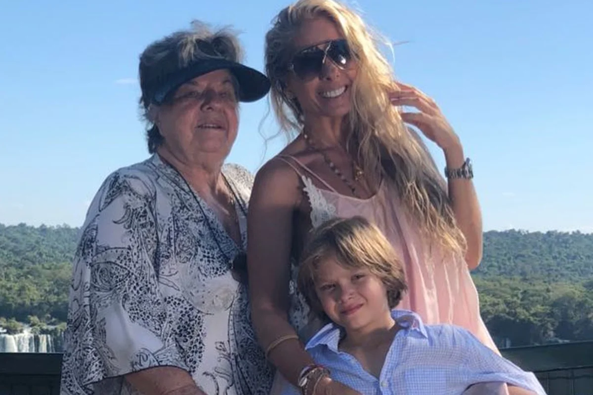 Adriane Galisteu posa com a mãe, Dona Emma, e o filho, Vittorio Adriane Galisteu posa com a mãe, Dona Emma, e o filho, Vittorio