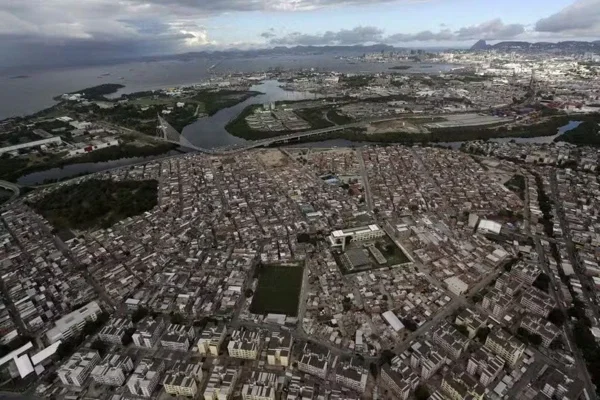 Imagem colorida, vista de cima do Complexo da Maré