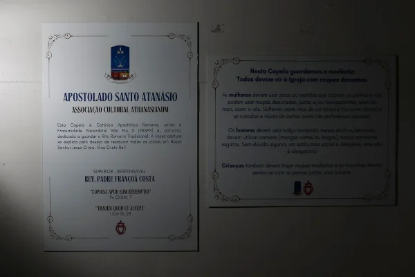 Véu, latim e padre de costas: como é a missa celebrada por religioso excomungado - destaque galeria Véu, latim e padre de costas: como é a missa celebrada por religioso excomungado - destaque galeria