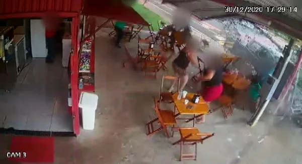 Vídeo: carro invade pastelaria, atropela clientes e mata pastor, de 28 anos
