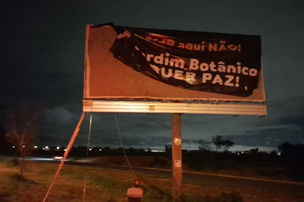 Vídeo: bolsonaristas destroem outdoor que repudia mudança de Bolsonaro para condomínio no DF