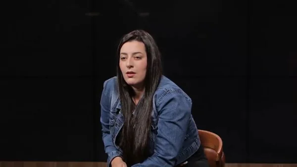mulher de jaqueta jeans