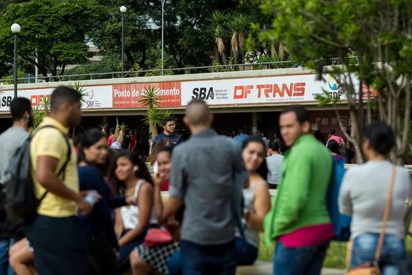 Alunos passam horas na fila para ter acesso a passe estudantil no DF