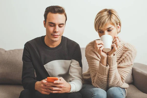 Não é amor. O ciúmes é um sinal de baixa autoestima e insegurança