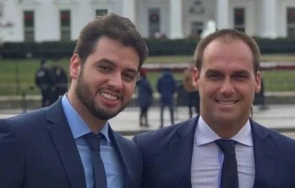 Imagem colorida de Eduardo Bolsonaro e Filipe Martins