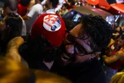 Eleitores de Lula entoam Hino Nacional em rua lotada na Asa Norte - imagem 6