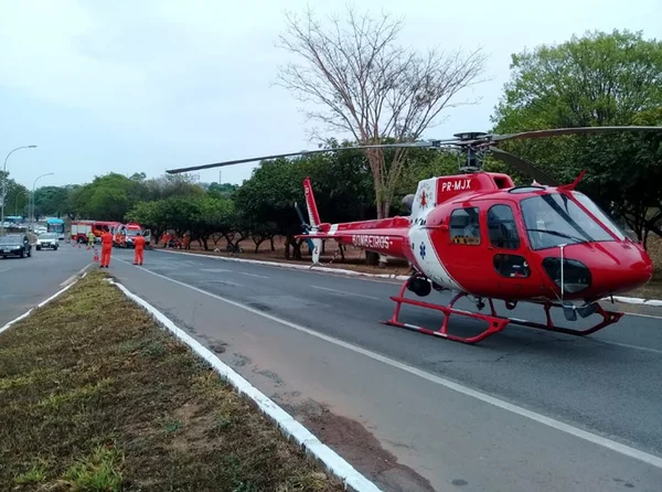 No DF, mulher morre após perder controle de moto e bater em árvore