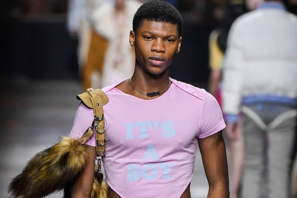 Na imagem com cor, modelo desfila durante a Semana de Moda Masculina de Milão - Metrópoles