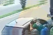 Mãe olhando bebê em carro Mãe olhando bebê em carro