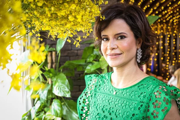 Estefânia Viveiros comemora aniversário ao lado de grandes amizades