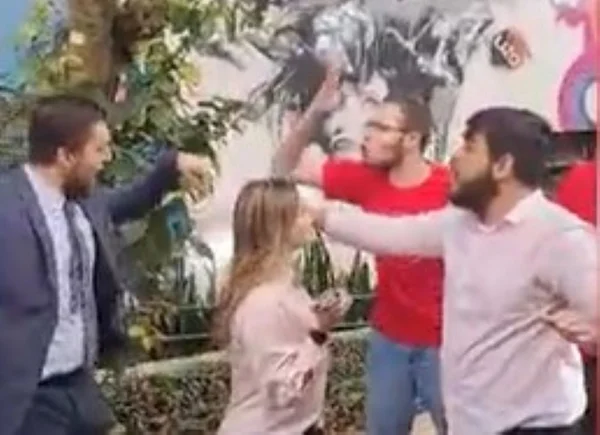 Imagem colorida mostra integrantes do MBL discutindo com alunos da PUC - Metrópoles