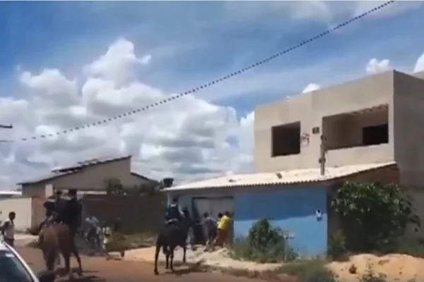 Vídeo: vizinhos tentam invadir casa do suspeito de matar Ana Clara