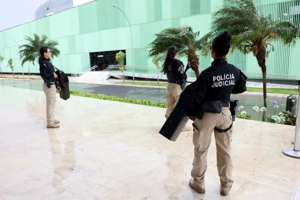 Polícia judicial do STF com arma que abateu drone que sobrevoava tribunal