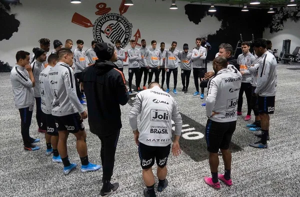 Corinthians faz testes e encontra 21 jogadores com Covid-19