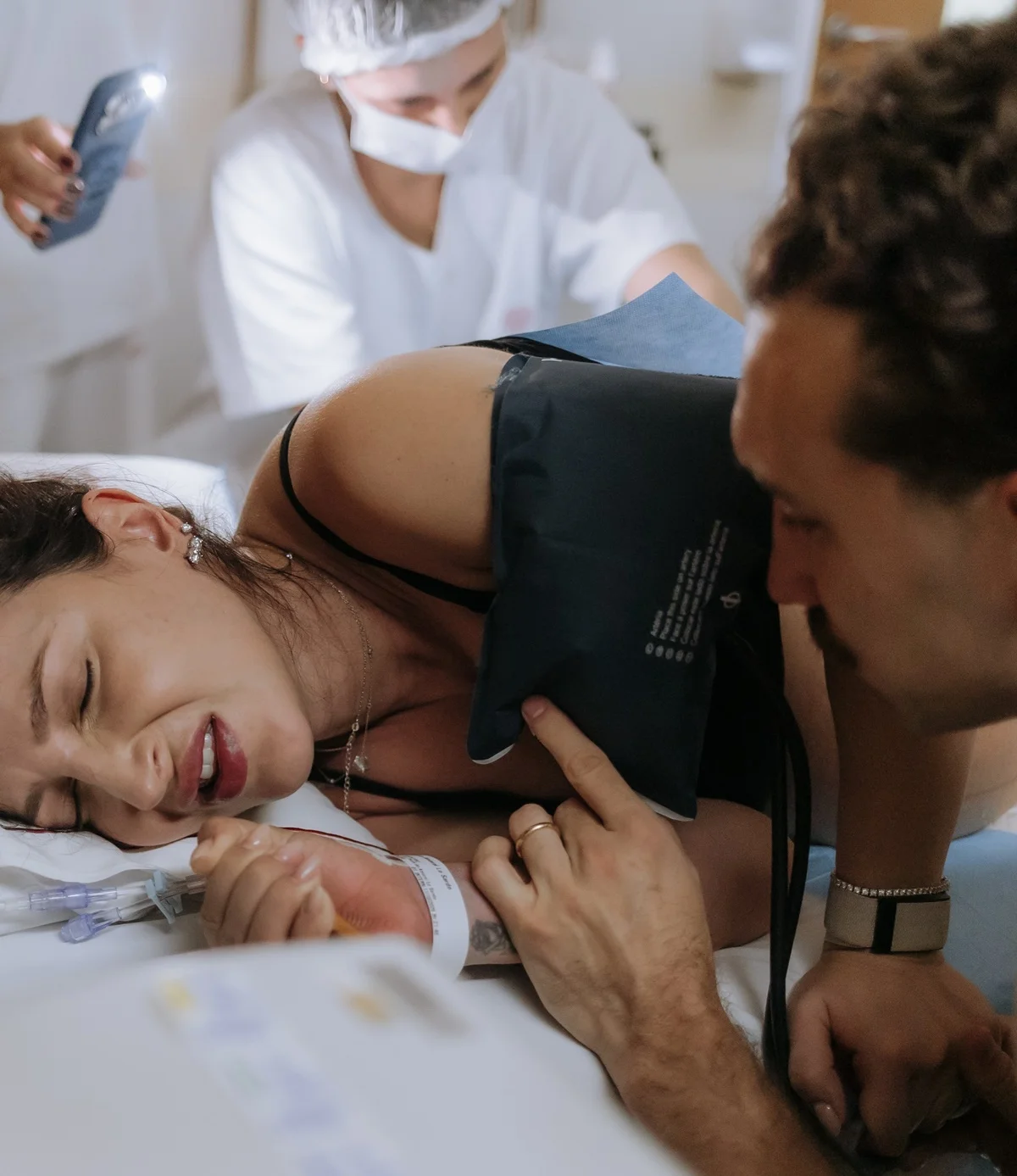 Léo Ortiz dá apoio à esposa, Maitê Lo Sardo, durante o nascimento da filha Léo Ortiz dá apoio à esposa, Maitê Lo Sardo, durante o nascimento da filha