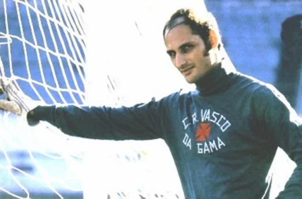 Morre Andrada, goleiro que levou o milésimo gol de Pelé em 1969