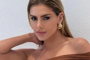 Erika Schneider faz pose com os cabelos soltos e look marrom Erika Schneider faz pose com os cabelos soltos e look marrom