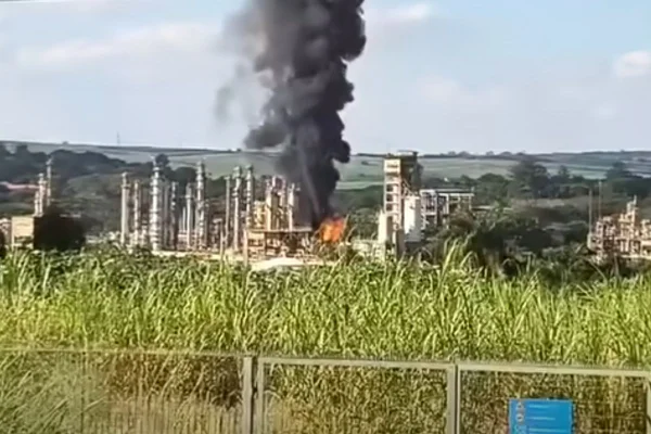 imagem colorida mostra indústria pegando fogo em Paulínia