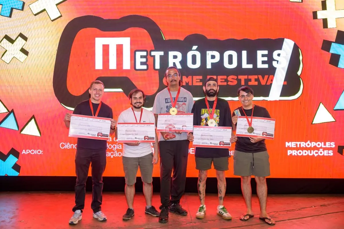 Os vencedores da competição de Pokémon VGC no Metrópoles Game Festival: Valdemar Pereira, 5º lugar; Eduardo Alves, 3º lugar; Matheus Clemente, campeão; Fernando Silva, 2º lugar; e Mateus Lázaro, 4º lugar Os vencedores da competição de Pokémon VGC no Metrópoles Game Festival: Valdemar Pereira, 5º lugar; Eduardo Alves, 3º lugar; Matheus Clemente, campeão; Fernando Silva, 2º lugar; e Mateus Lázaro, 4º lugar