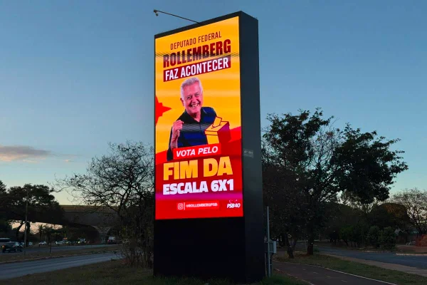 Rollemberg usa painel para disseminar propaganda; conduta é vedada