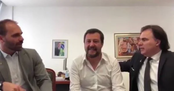 Vice-primeiro-ministro italiano pede voto ao lado de Eduardo Bolsonaro