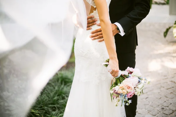 Homem convida ex para ser madrinha de seu casamento escondido da noiva