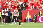 Saliba homenageia Koné após o gol