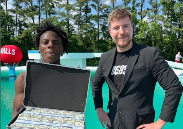 imagem colorida. youtuber MrBeast com maleta de dinheiro